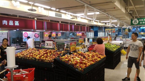 尼伯特颱風即將登台，民眾紛紛到超市採購補給品。（好房網News記者 陳韋帆／攝影）