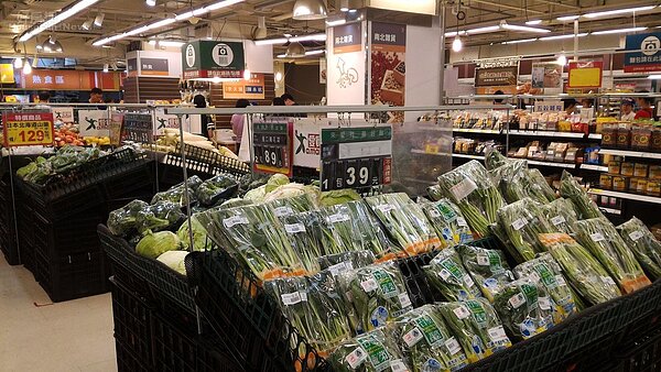 尼伯特颱風即將登台,民眾紛紛到超市採購補給品。(好房網News記者 陳韋帆/攝影)