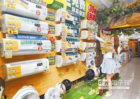 
35度高溫近半個月，燦坤空調銷售量飆5成，會員特典再祭出刷台新聯名卡再送100元還元金。（張祐銘攝）
 