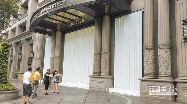 強颱尼伯特即將來襲，新北市新板特區豪宅也緊急請廠商在大門、側門裝設鐵皮抵抗強風驟雨，看來相當突兀。（陳心瑜翻攝）