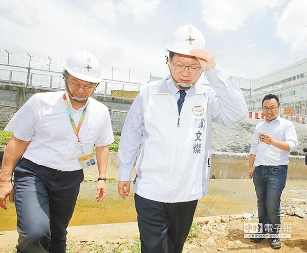  桃園市長鄭文燦（中）7日在桃機公司董事長曾大仁（左）陪同下，視察機場防汛整備。（陳麒全攝）