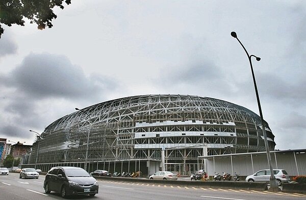 強颱尼伯特來襲,停工一年多的台北大巨蛋,成了北市防颱一級戰區。 記者林俊良/攝影