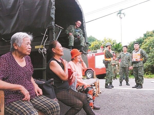 山區撤離高雄山區的桃源、六龜、杉林等地昨展開預防性撤離,居民配合度都很高,在軍車前等待撤離。 記者徐白櫻/攝影