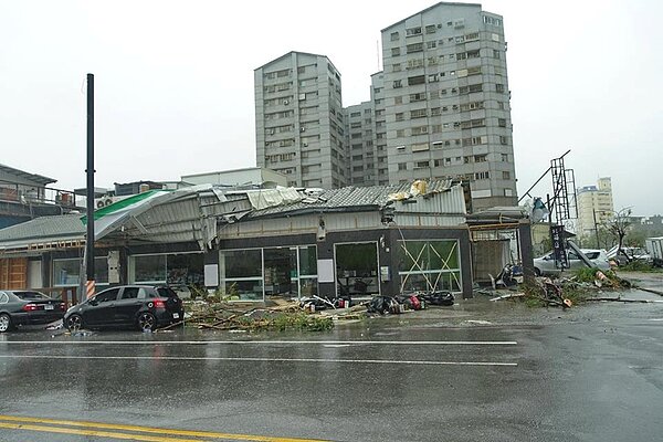 全家便利超商的招牌,完全扭曲變形。(翻攝自台東臉書災害通報專頁)