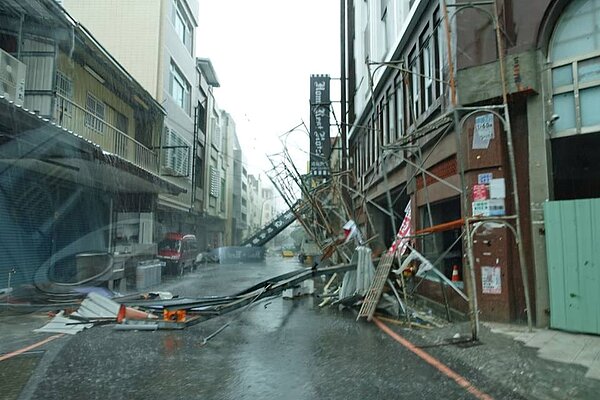 施工鷹架散落一地,十分危險。(翻攝自台東臉書災害通報專頁)