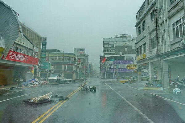 主要幹道上都是廢棄物。(翻攝自台東臉書災害通報專頁)