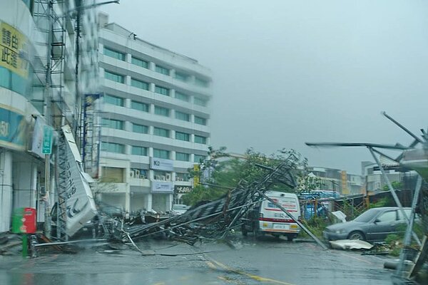 掉落的招牌砸中路邊的汽車。(翻攝自台東臉書災害通報專頁)