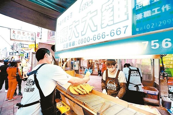 景氣低迷、房市不振,但士林夜市附近店面卻似乎不受影響,最新交易創一坪322.7萬元高價,刷新紀錄。 報系資料照