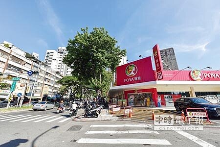 高雄東三民區的覺民商圈，寶雅百貨是店家代表之一。圖／顏瑞田 