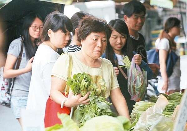 中颱尼伯特來襲，因擔心菜價大漲，台北的傳統市場今天一早出現搶購人潮。 記者林俊良／攝影