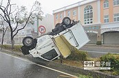 台東115年新紀錄　17級強風吹翻19噸石斗車