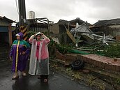 七股疑龍捲風　屋頂瞬間爆飛