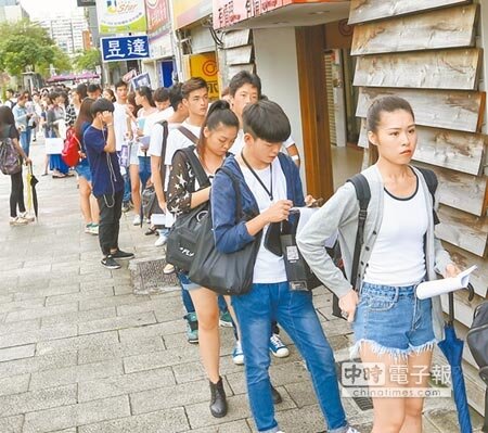 報名人潮綿延台北街頭,附近超商也因此提高買氣。(盧禕祺攝)