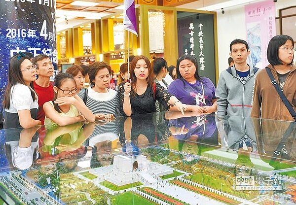 新政府觀光政策鎖定吸引東南亞客源,人力銀行調查,國內相關語言人才不足,有待開發。圖為泰國團旅客參觀中正紀念堂。(本報資料照片)