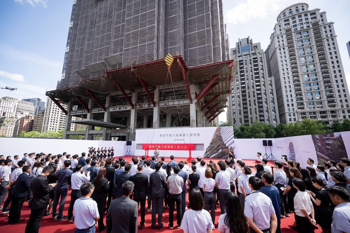 由聯聚建設攜手國際建築師隈研吾打造的頂級商辦「Kuma Tower」,16日舉辦上梁典禮。圖/業者提供