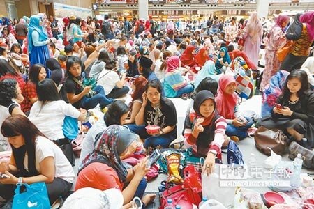 10日為伊斯蘭開齋節，5萬多穆斯林移工在台北車站大廳聚會。（楊彩成攝） 