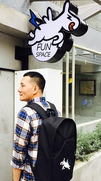 14.田定豐身上揹的「馬力連夢路後背包」,獲得台灣金點設計獎。