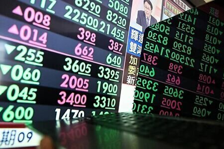 台股17日出現崩跌,漲多電子股成提款重心,興櫃市場資金配置同步出現調整,非電族群扮演逆勢抗跌標的。圖∕本報資料照片