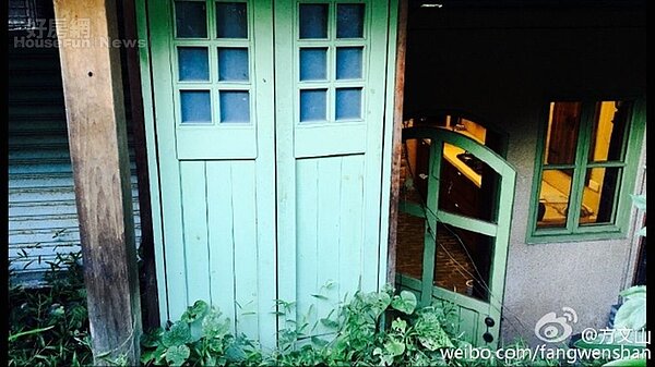 3大門口漆上綠色,搭配綠色植物很有整體感。