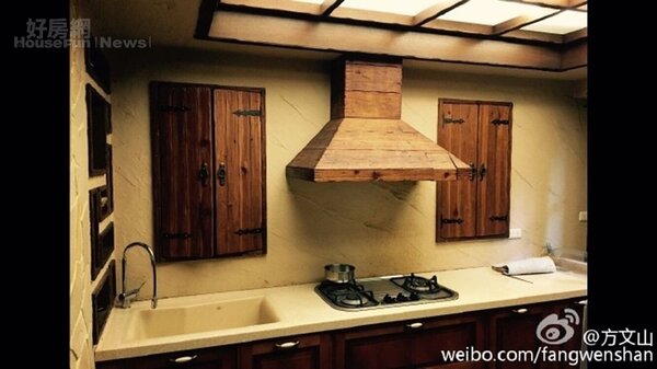 5木製的窗戶與抽油煙機，讓廚房有著古樸味。
