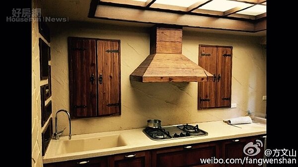 5木製的窗戶與抽油煙機,讓廚房有著古樸味。