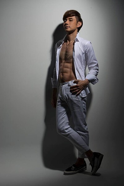 時隔30年出專輯,包偉銘練出一身「小鮮肉」六塊肌 (包偉銘臉書粉絲頁)