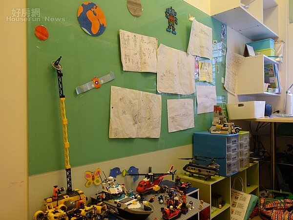 5.小朋友房間用玻璃素材,可以黏便利貼,塗鴉也好清理。