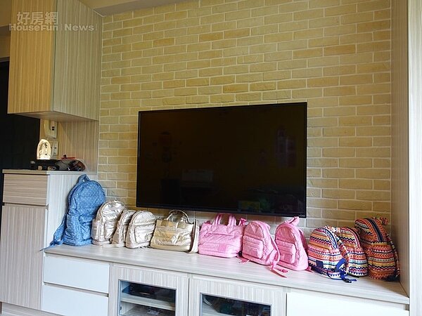 2.家中格局方正,客廳電視後方用文化石裝飾。