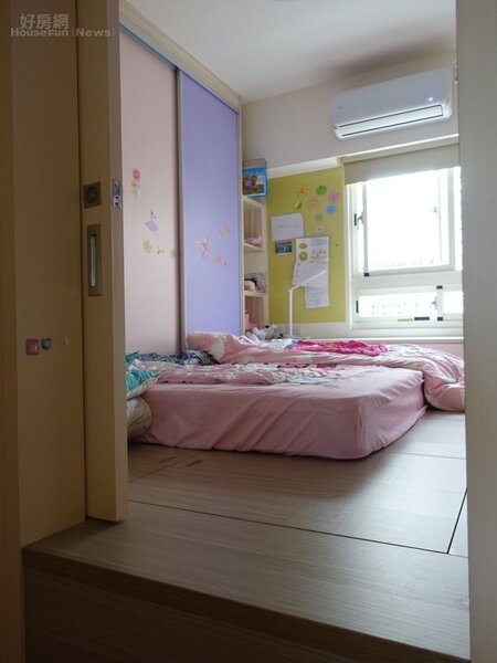4.雙胞胎睡同房間，木地板底下是收納空間，上面放一張彈簧床。

