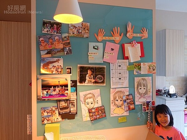 7.王軍凱是旅遊達人，餐廳玻璃貼滿全家福出遊照。
