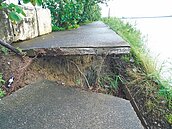 布袋邊坡斷裂又淘空　居民怕怕