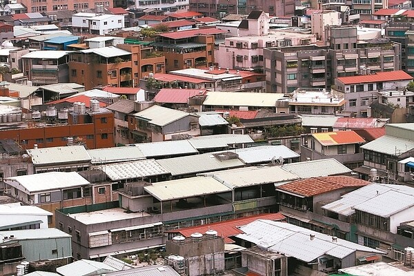 房屋稅調整三年一期,北市府研擬調高屋齡卅年內房屋的房屋稅,北市府稅捐稽徵處長黃素津日前說,八月前會提出調整方案,目前研擬針對屋齡卅年內房屋調高構造標準單價,平均調幅估一點六倍,再依屋齡打折課稅,影響四十二萬戶,市府可增加五、六十億元稅收。 記者胡經周/攝影