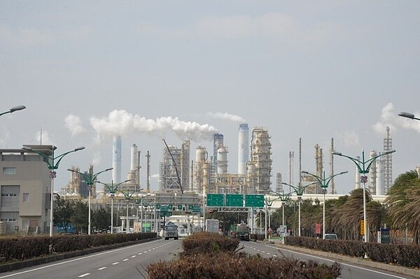 台塑集團越南鋼鐵廠疑排放廢水,被越南政府重罰5億美元;但在台灣,過去8年,台塑共被地方環保單位裁罰1414件,平均每件僅罰17.1萬,國內外汙染裁罰懸殊。圖為台塑六輕麥寮廠。圖/雲林縣政府提供