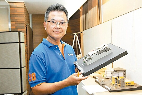 台中市禾固營造公司董事長張啟章認為,現在建築業不景氣,反而是蓋別墅的好時機。 記者黃寅/攝影