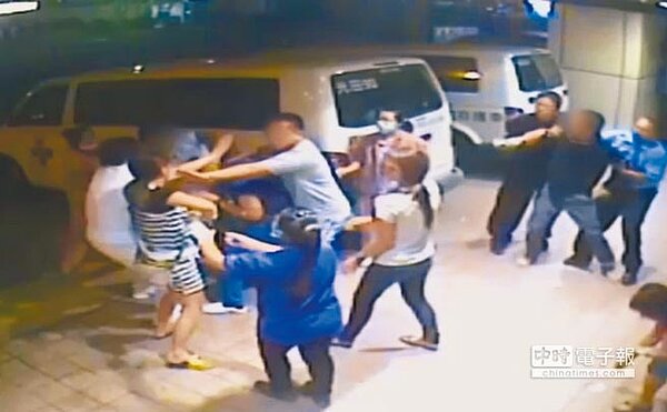 楊姓一家5口從急診室一路追打陳姓男護理師，到門外還不善罷甘休，3護理人員勸架遭波及，現場一片混亂。（陳淑娥翻攝）
