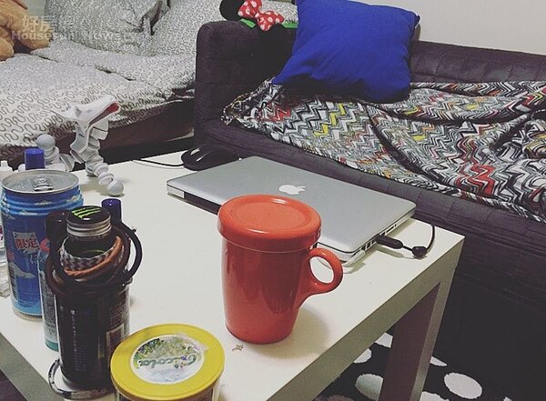 4.租屋處幾乎所有傢俱都是房東提供，因為只有6坪空間，寸土寸金下沙發與床舖也只能全部擠在一起。
