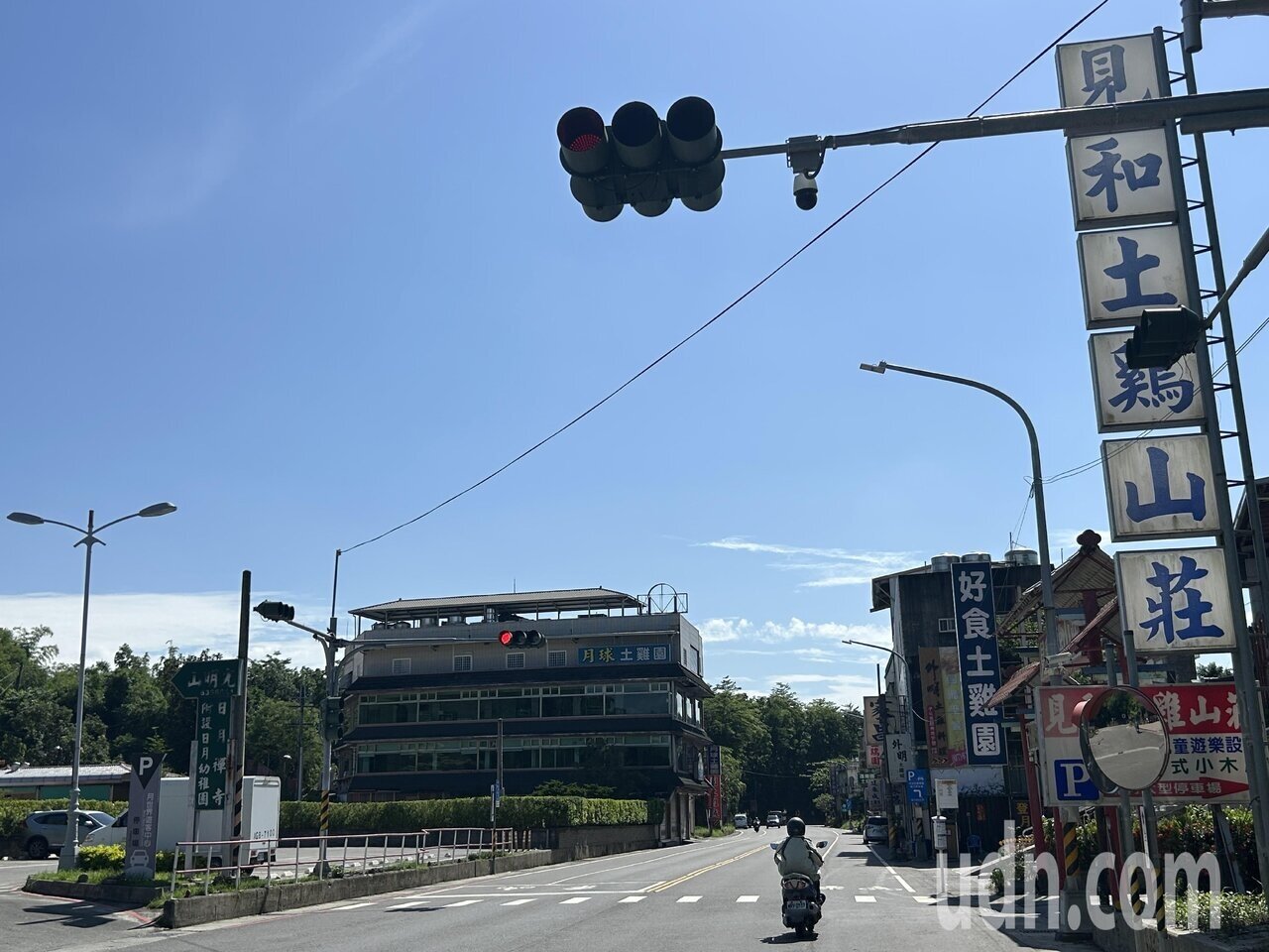 高雄田寮月世界風景區的土雞城林立,月球路兩旁都是販售在地的放山雞,但這裡地勢低窪又緊鄰二仁溪,數十年難擺脫淹水之苦。記者徐白櫻/攝影
