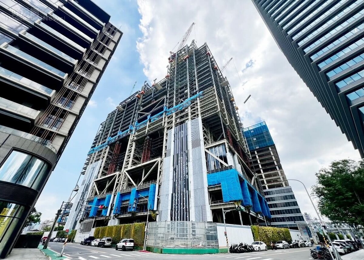 國產建材實業南港企業總部已正式上樑,預估2027完工。圖/國產建材實業提供