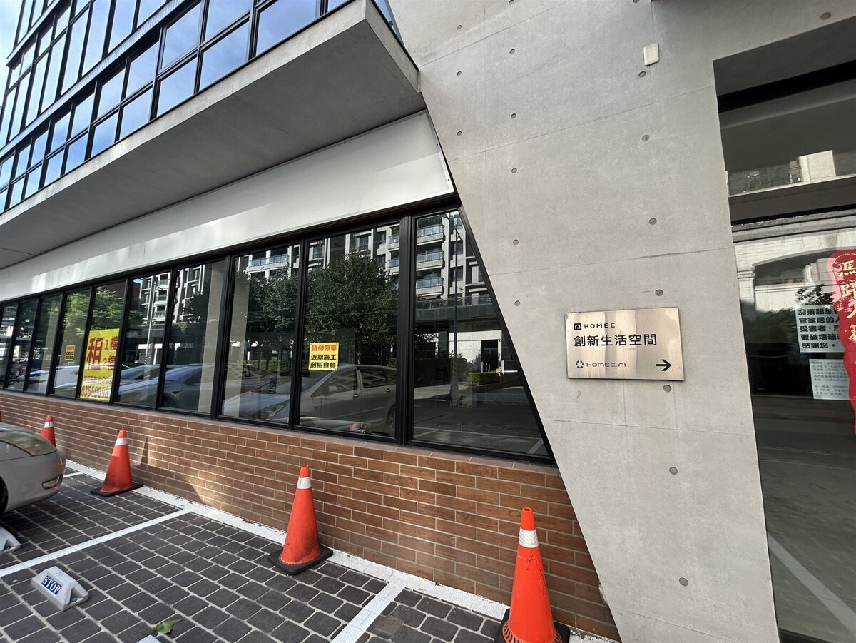 HOMEE合宜家居唯一實體店面設在竹北,不料在消費者申訴後,消服中心前往調查,發現店家招牌已拆、展間已清空。圖/新竹縣政府提供