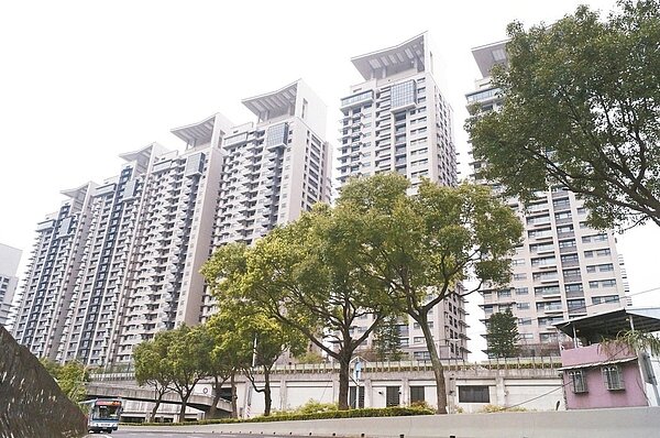 台北市捷運局近日公告再度標售捷運共構宅「美河市」75戶,由於底價未降,市場仍不看好;業者表示,時代不同了,現在降價是王道,捷運共構宅也不例外,不再是票房保證。 圖/報系資料照