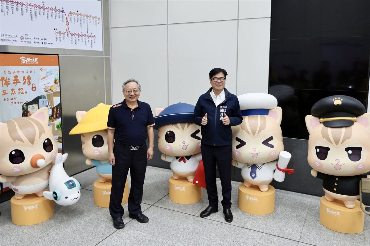 陳其邁為嘆息之壁揭幕,並與動漫公仔、蜜柑站長FRP雕像及熱情粉絲合影,直呼像是回到年輕時候,讓人重溫青春與夢想。圖/高雄市政府提供