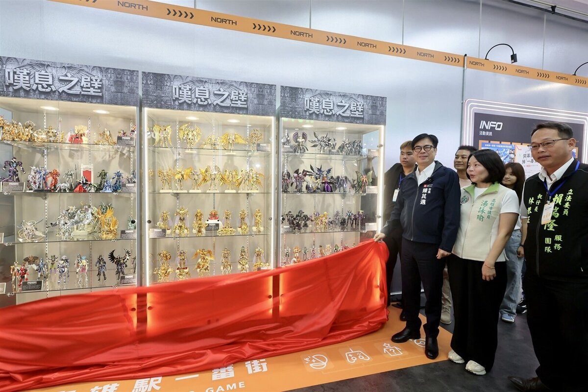 陳其邁為嘆息之壁揭幕。圖/高雄市政府提供