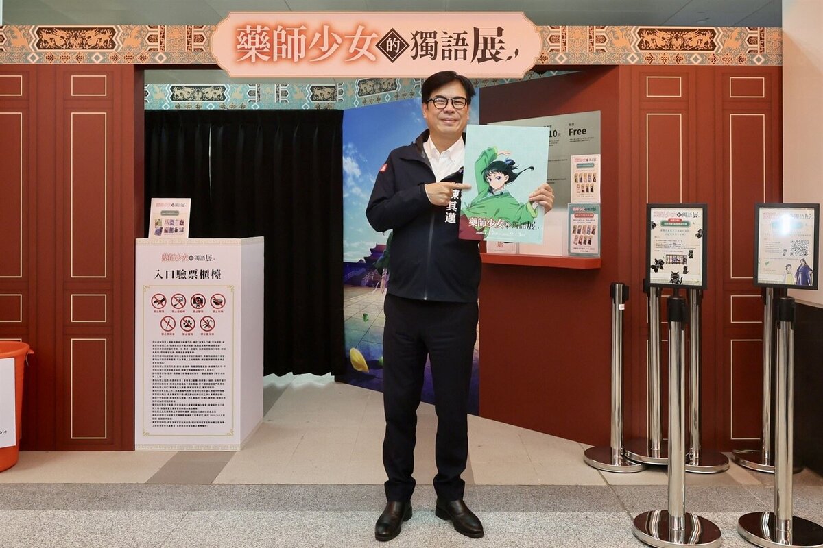陳其邁搶先欣賞藥師少女的獨語展。圖/高雄市政府提供