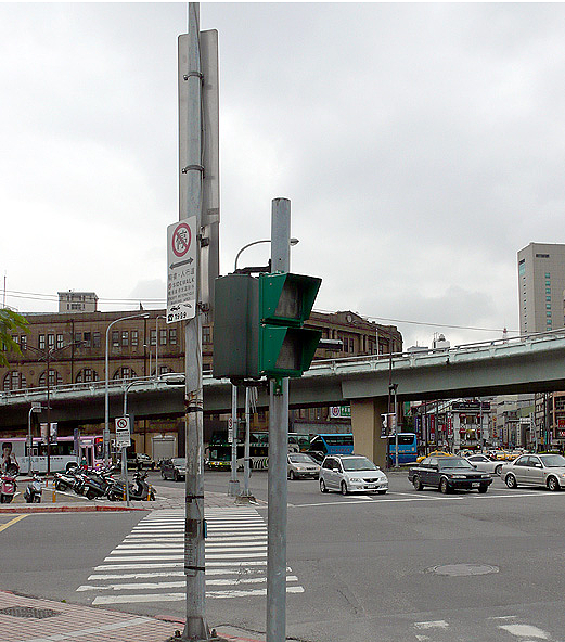 紅綠燈設計不良,不知道要給誰看。(圖/網友leochen 提供)