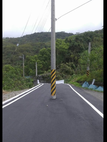 台東蝴蝶谷道路中間矗立一支電線杆，被網友批腦殘。（圖／翻攝自古依嵐臉書）