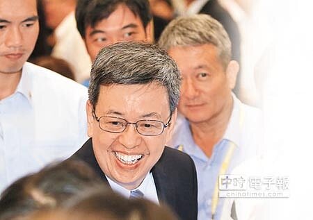 副總統陳建仁16日受邀參加「亞洲台灣商會聯合總會總會長、監事長交接典禮」時與會員們握手致意。（黃國峰攝） 