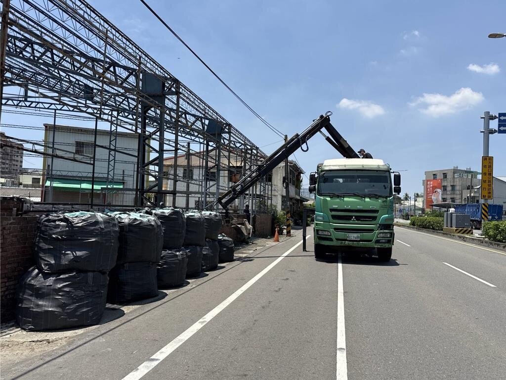 台南市有5.4萬棟石綿瓦建物高居全台之冠,市府目前累計清除處理量已達3萬公噸,清運進度約占全台總量的一半。圖/環保局提供