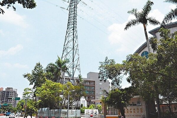南港區中南段基地公宅計畫二次公聽會，居民除關心施工進度、交通疏導計畫，也擔心興建中的電塔完工後會在住家對面。 記者徐葳倫／攝影