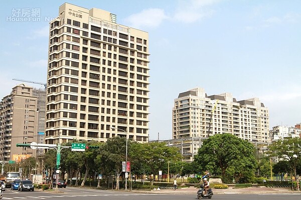 位於林口新市鎮公園第一排的建案房市情境圖。（好房網資料中心）