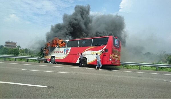 陸客團在台灣發生火燒車意外。（翻攝自爆料公社）